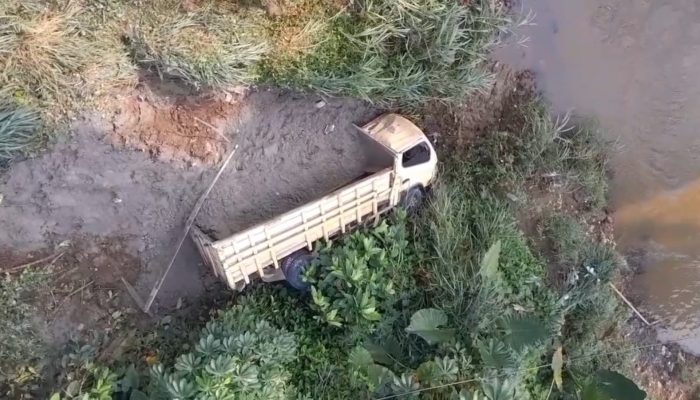 Truk Pasir Terjun ke Jurang di Cisauk, Sopir Alami Patah Kaki