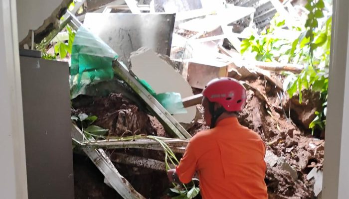 Hujan Deras Picu Longsor, Rumah Warga di Bakti Jaya Tangsel Rusak