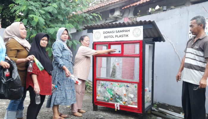 Cegah Sampah Plastik, Paguyuban CMB Serpong Inovasi Keranjang Botol Bernilai Ekonomi