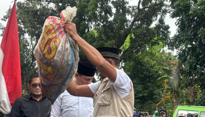 Diguyur Hujan, Warga Serpong Demo Tuntut Pengelolaan Sampah Cipeucang