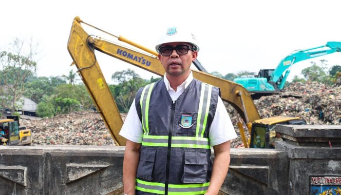 Tumpukan Sampah Sementara Ditutupi Terpal dan Penyemprotan Anti Bau