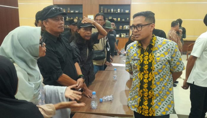Demo Sampah Cipeucang di DPRD Tangsel, Warga Layangkan 12 Tuntutan ke Pilar Saga