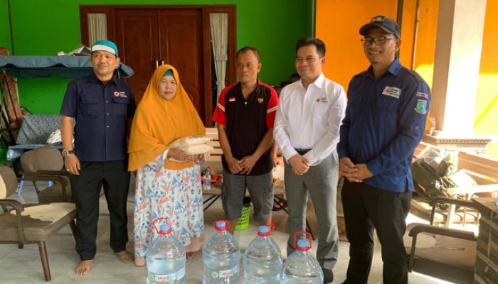 PMI Kota Tangsel Salurkan Bantuan Air Minum dan Beras untum Warga Terdampak TPA Cipeucang