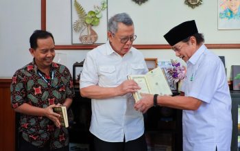Dukung Pemenuhan Kebutuhan Alquran di Indonesia, PT IKPP Tangerang Wakaf Alquran Bersama Wali Kota Tangerang Selatan