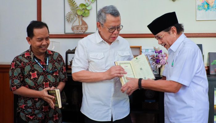 Dukung Pemenuhan Kebutuhan Alquran di Indonesia, PT IKPP Tangerang Wakaf Alquran Bersama Wali Kota Tangerang Selatan