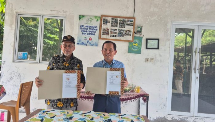PT IKPP Tangerang Serahkan PLTS Rooftop 8.000 Wattpeak ke TPST 3R Batan Indah