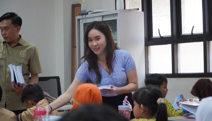 Perkuat Literasi, Maria Teresa Suhardja Sumbang 2.500 Buku untuk Pelajar Tangsel