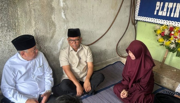 Benyamin Davnie Dampingi Andra Soni Temui Keluarga Jurnalis Arupadhatu I di Tangsel