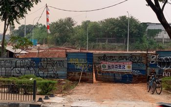 Segel Terpasang, Kok Proyek Tetap Jalan? Pool Taksi Maruga Tangsel Jadi Sorotan